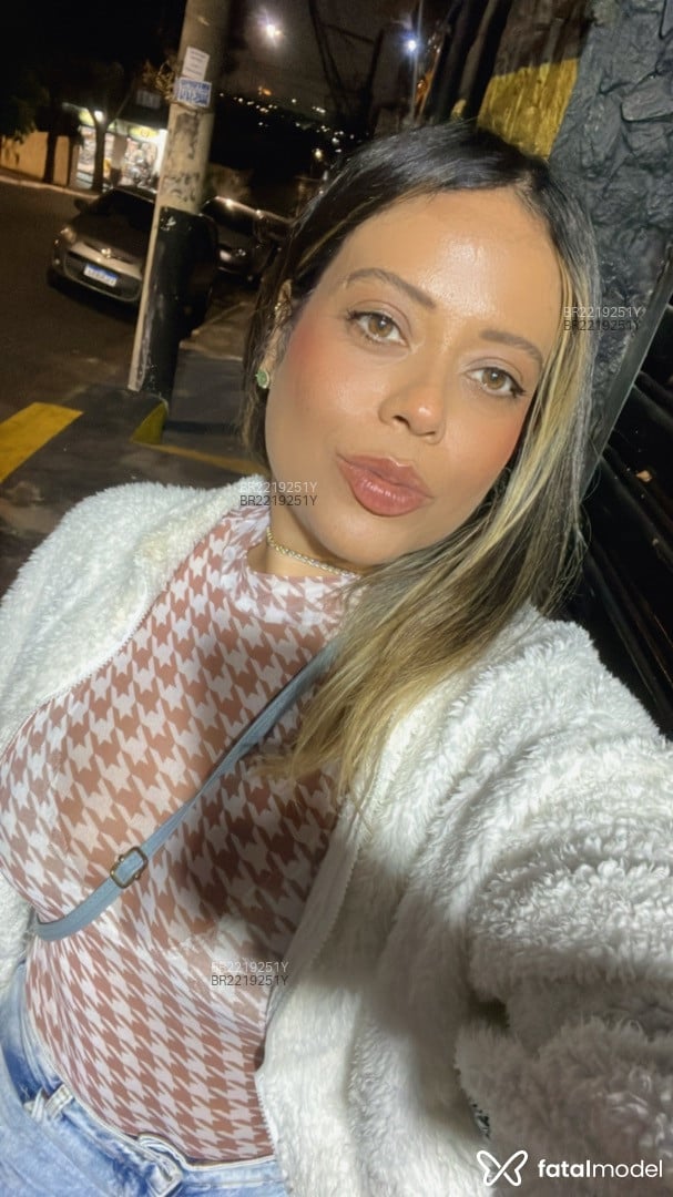 Acompanhante mulher com cabelo colorido de olhos mel em São Paulo - Bia