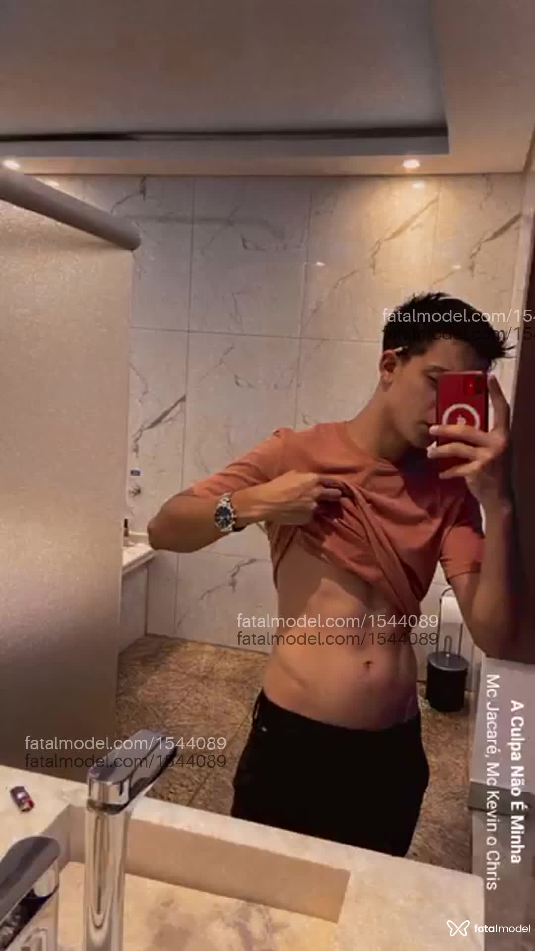 Acompanhante homem com cabelo castanho de olhos castanhos - Henrique