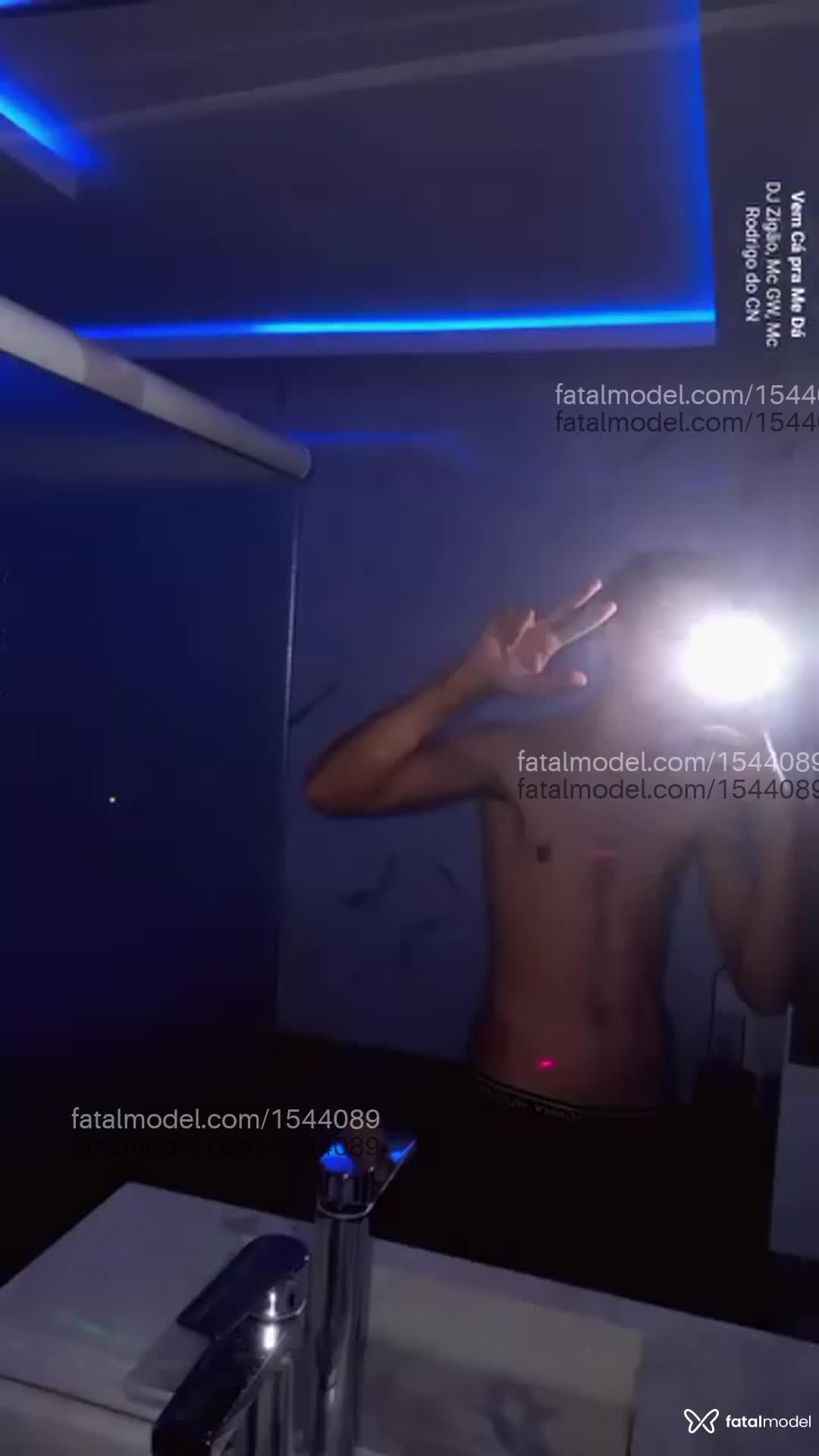 Acompanhante homem com cabelo castanho de olhos castanhos - Henrique