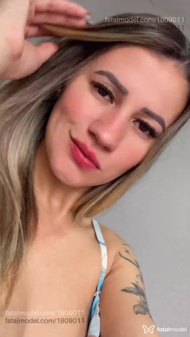 Acompanhante mulher loira (o) de olhos castanhos - Geovana