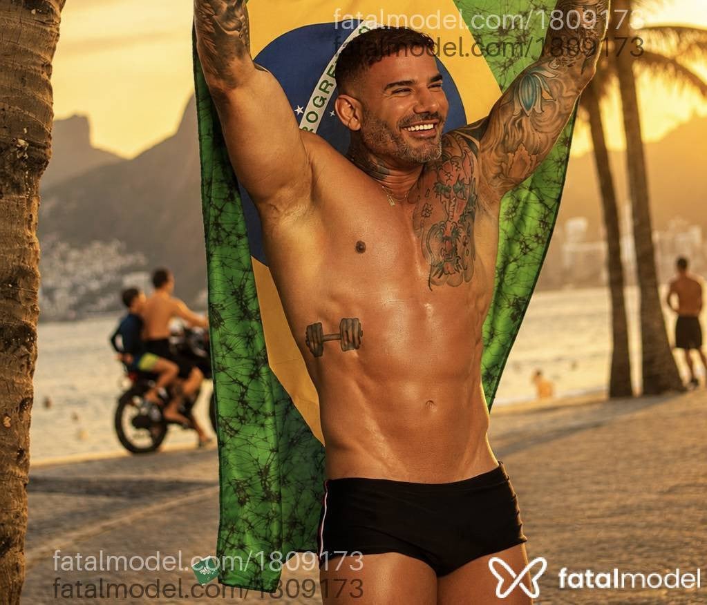Acompanhante homem com cabelo grisalho de olhos castanhos em Rio de Janeiro - Leonardo
