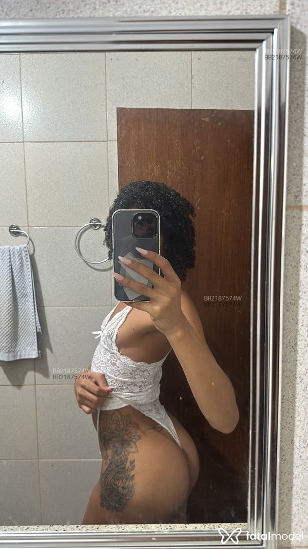 Acompanhante mulher trans morena (o) de olhos castanhos em Guapimirim Acompanhante mulher trans morena (o) de olhos castanhos em Guapimirim - Helena