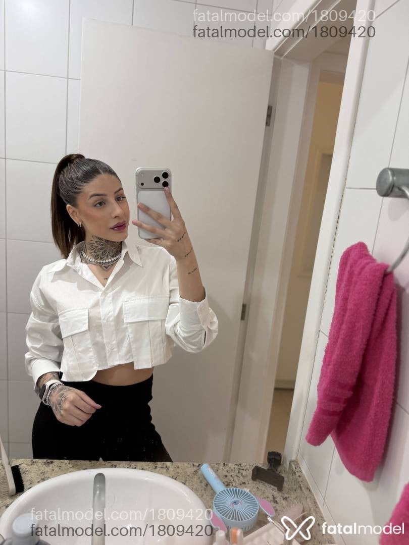 Acompanhante mulher morena (o) de olhos verdes - Chanel