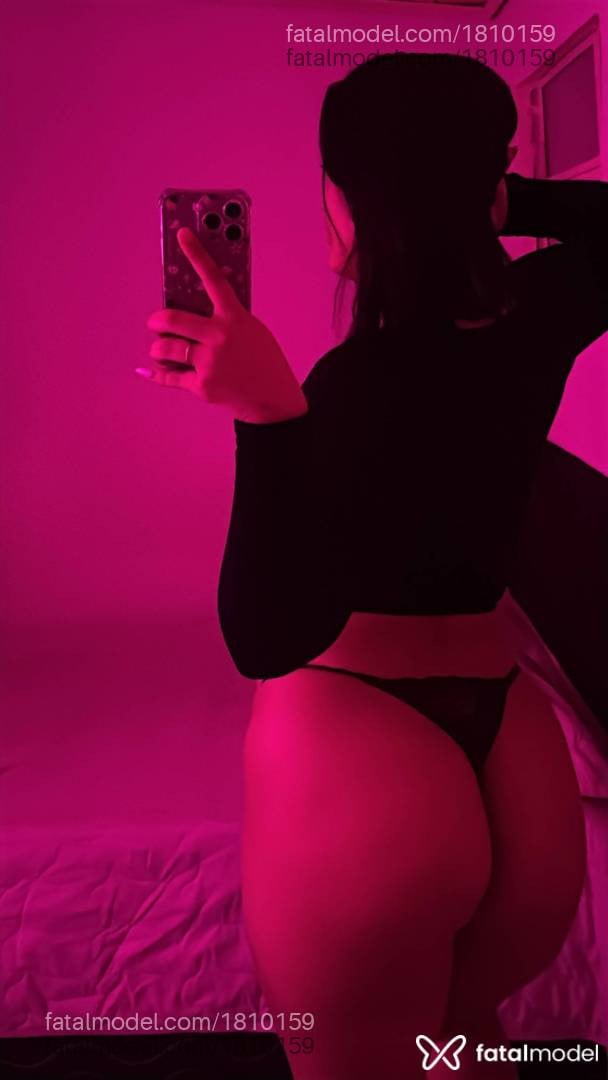 Acompanhante mulher morena (o) de olhos pretos - Emily Ferreira