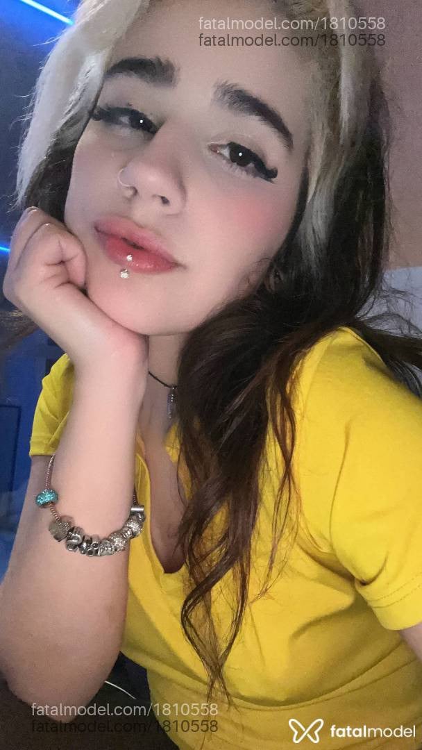 Acompanhante mulher com cabelo colorido de olhos mel - Khalee Acompanhante mulher com cabelo colorido de olhos mel - Khalee