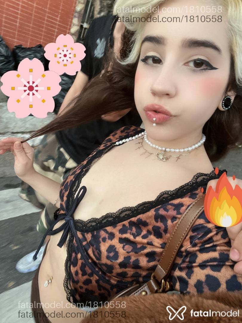Acompanhante mulher com cabelo colorido de olhos mel - Khalee Acompanhante mulher com cabelo colorido de olhos mel - Khalee