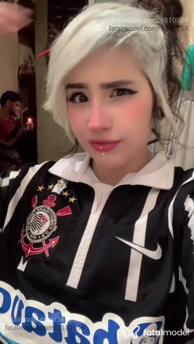 Acompanhante mulher com cabelo colorido de olhos mel em Virtual - Khalee