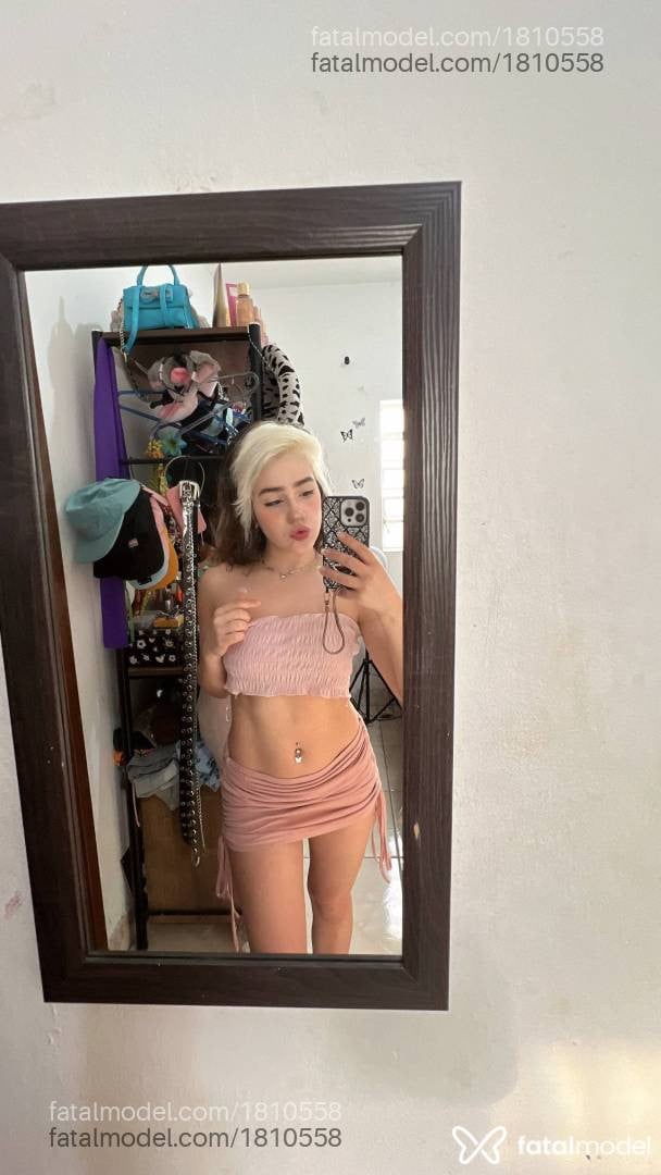 Acompanhante mulher com cabelo colorido de olhos mel em Virtual - Khalee