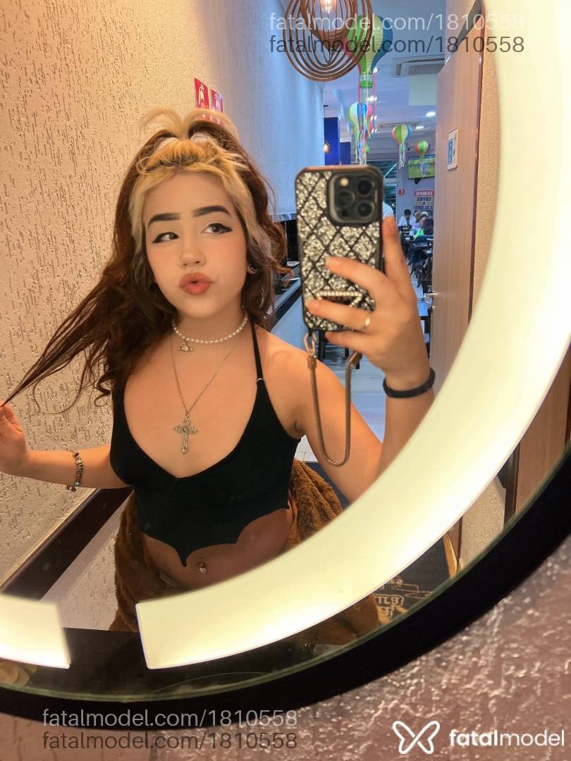Acompanhante mulher com cabelo colorido de olhos mel - Khalee Acompanhante mulher com cabelo colorido de olhos mel - Khalee