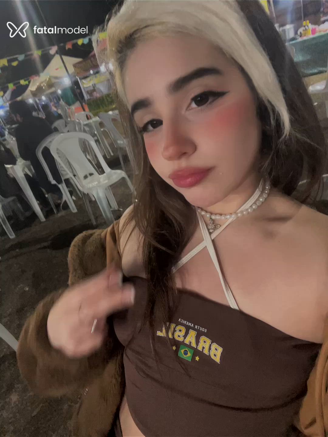 Acompanhante mulher com cabelo colorido de olhos mel - Khalee Acompanhante mulher com cabelo colorido de olhos mel - Khalee