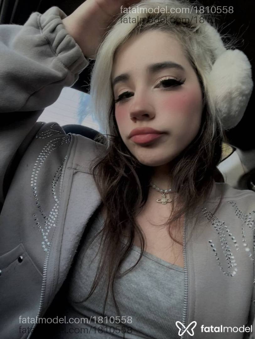Acompanhante mulher com cabelo colorido de olhos mel em Virtual - Khalee