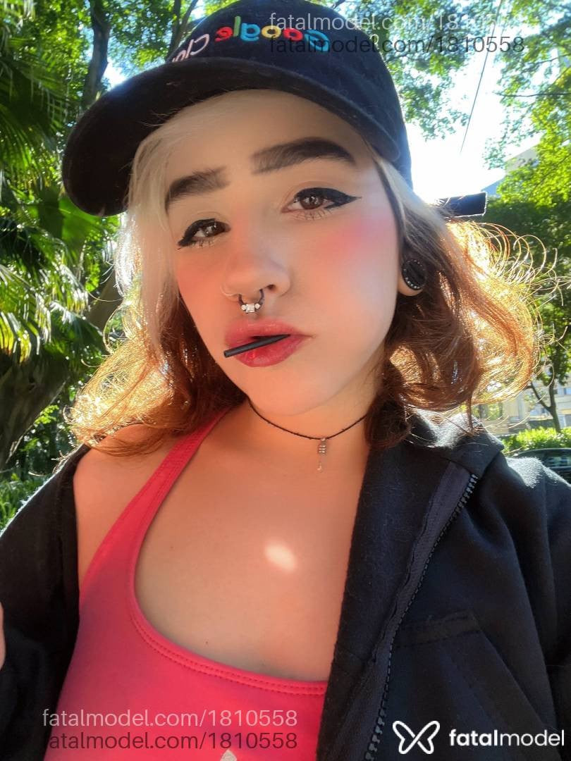 Acompanhante mulher com cabelo colorido de olhos mel - Khalee Acompanhante mulher com cabelo colorido de olhos mel - Khalee