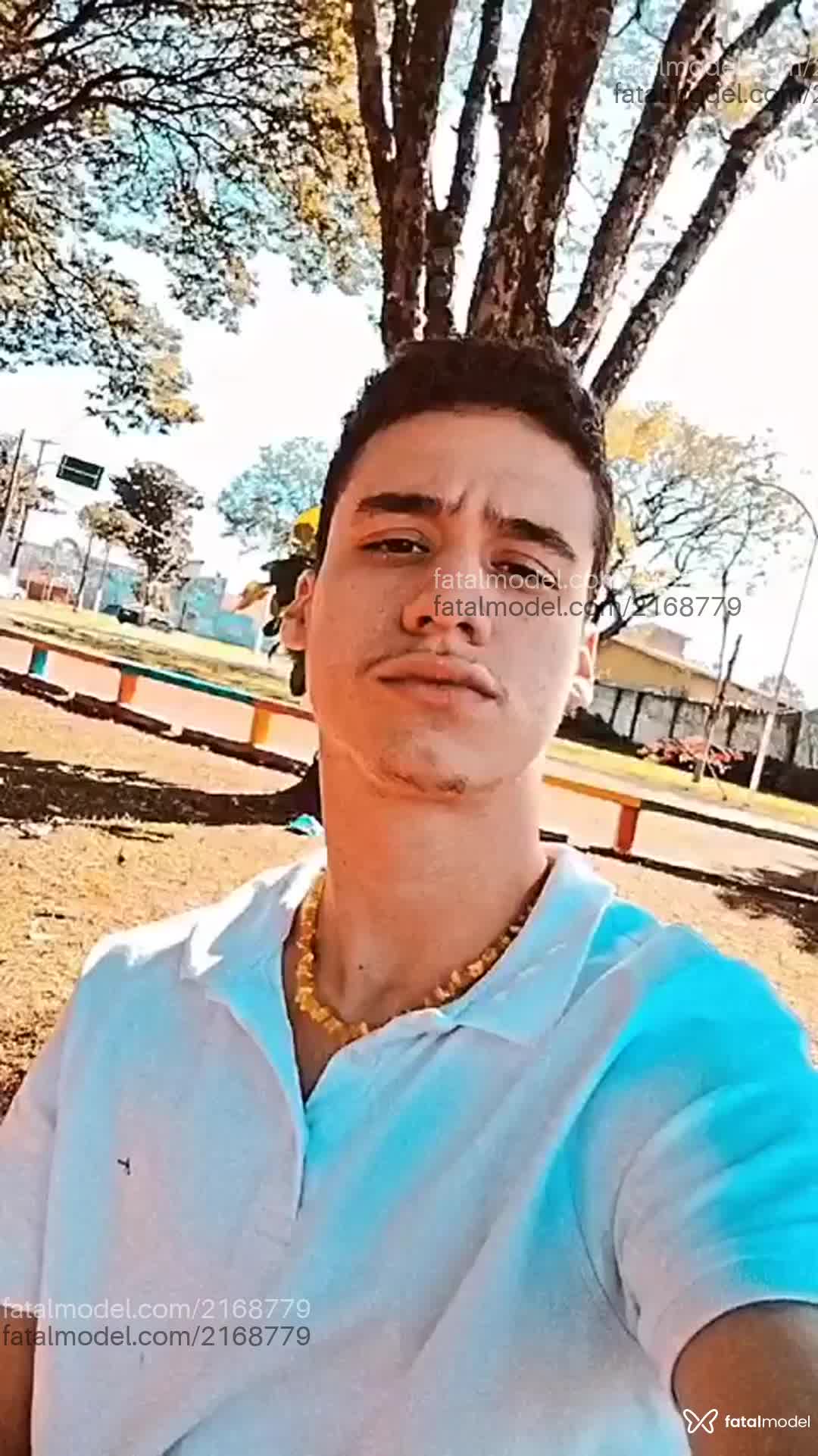 Acompanhante homem com cabelo castanho de olhos castanhos - Endrick Acompanhante homem com cabelo castanho de olhos castanhos - Endrick