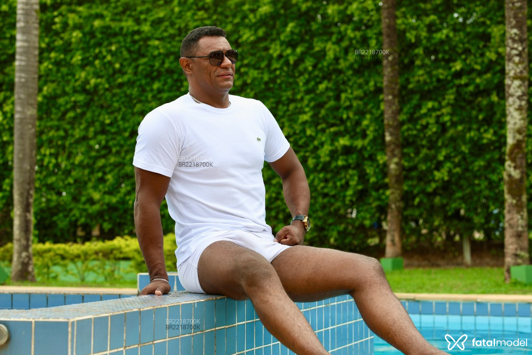 Acompanhante homem com cabelo castanho de olhos pretos - Negro Rubi Acompanhante homem com cabelo castanho de olhos pretos - Negro Rubi