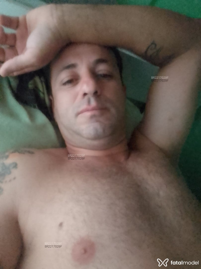 Acompanhante homem com cabelo castanho de olhos castanhos - Henrique