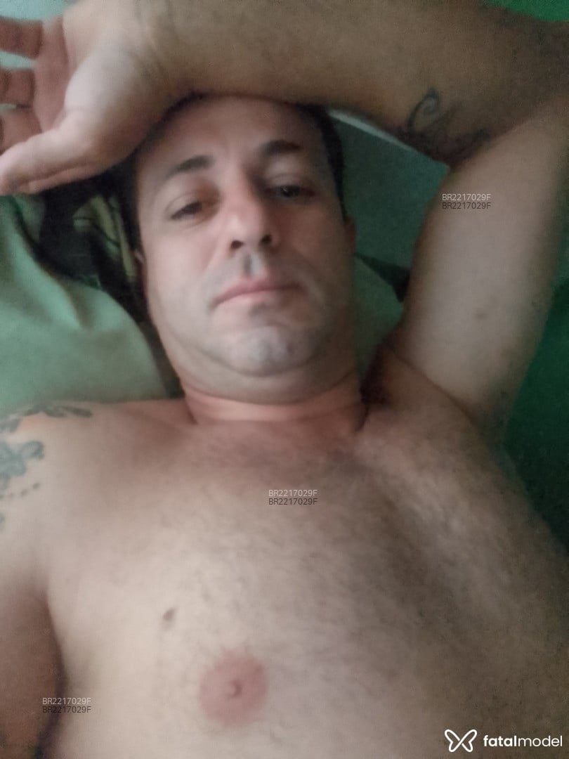 Acompanhante homem com cabelo castanho de olhos castanhos - Henrique