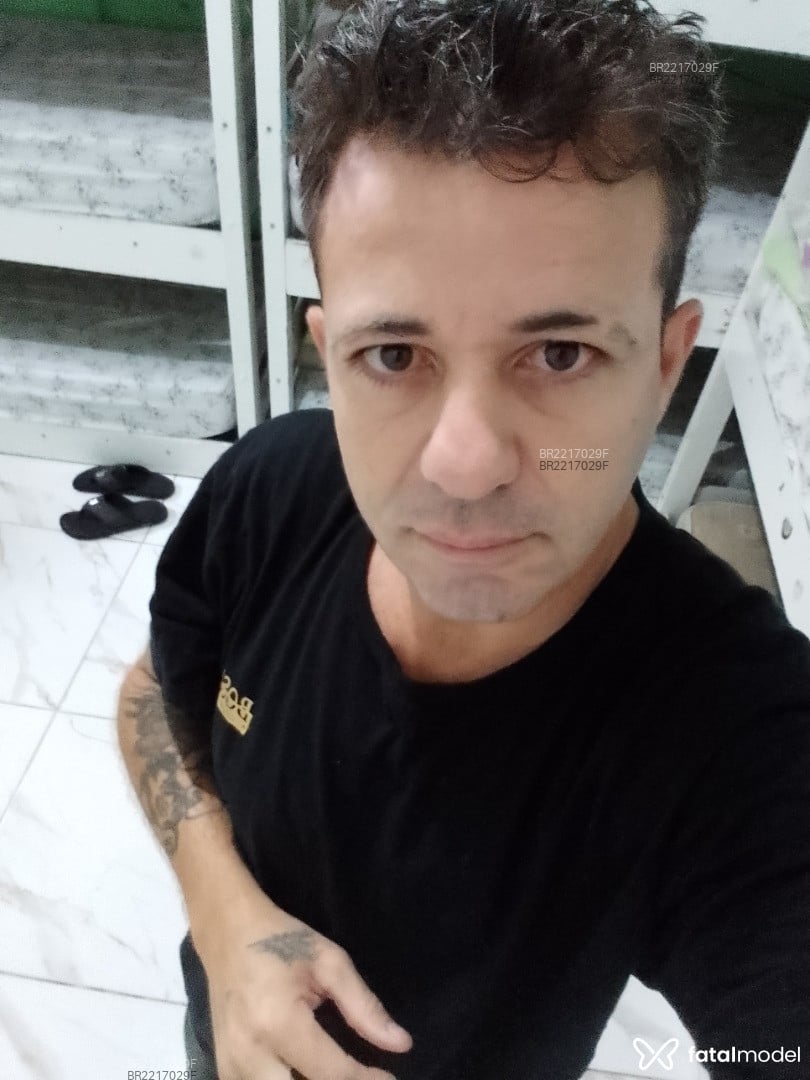 Acompanhante homem com cabelo castanho de olhos castanhos - Henrique