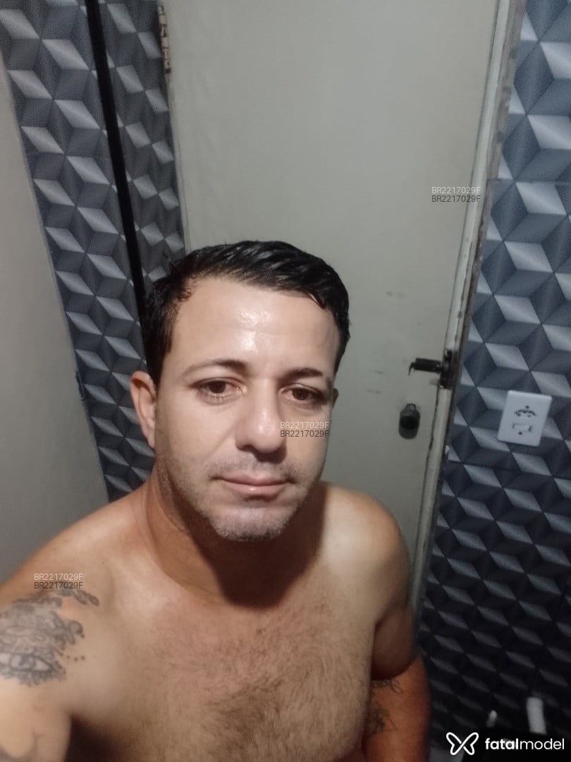 Acompanhante homem com cabelo castanho de olhos castanhos - Henrique