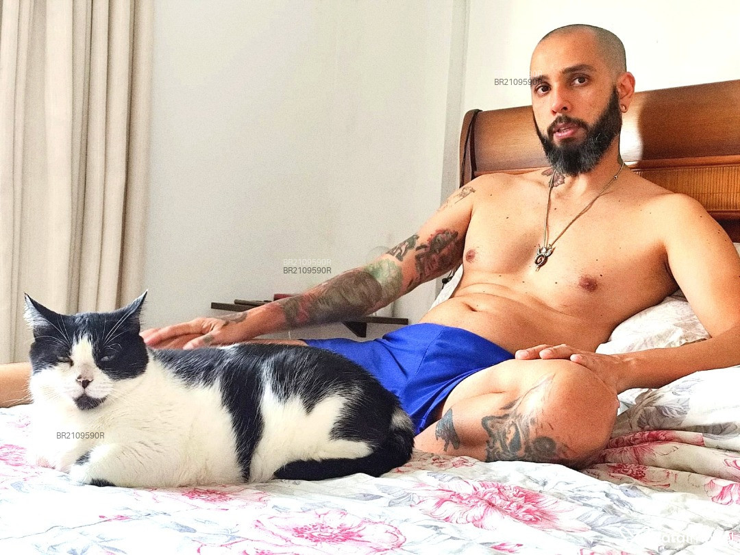 Acompanhante homem com cabelo castanho de olhos castanhos - Dante
