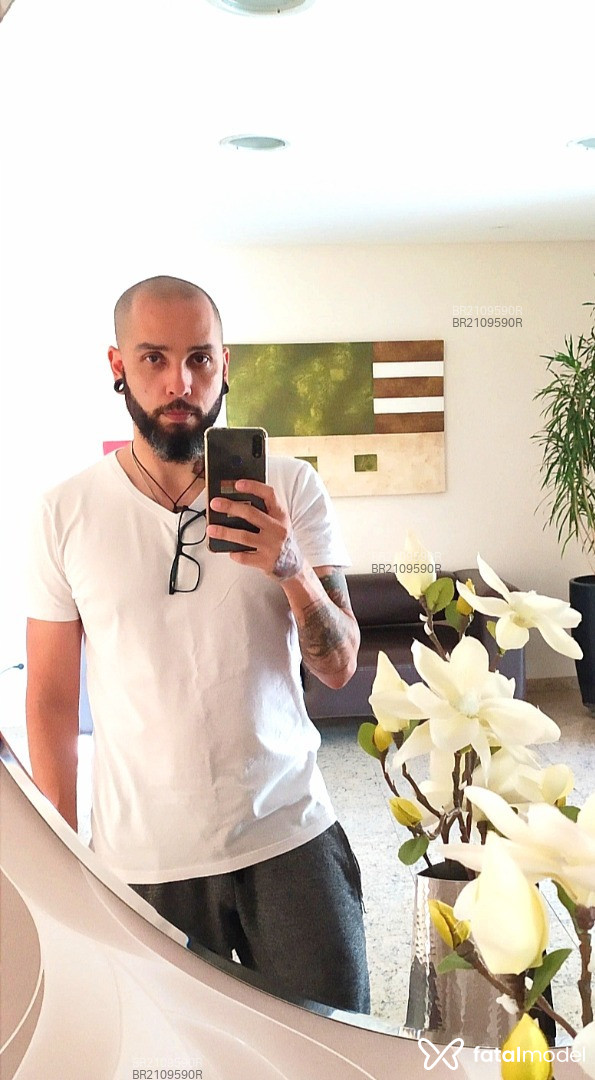 Acompanhante homem com cabelo castanho de olhos castanhos - Dante