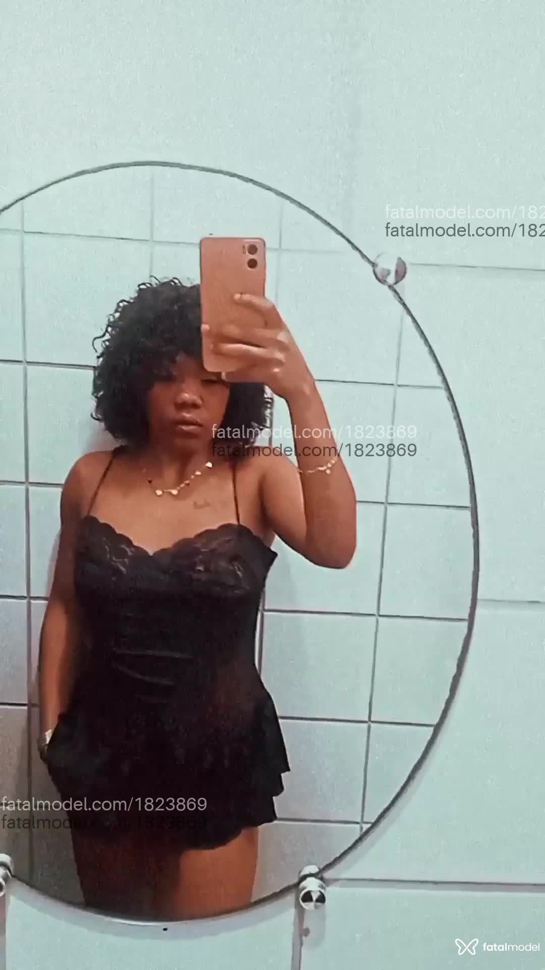 Acompanhante mulher morena (o) de olhos castanhos - Preta rara Acompanhante mulher morena (o) de olhos castanhos - Preta rara