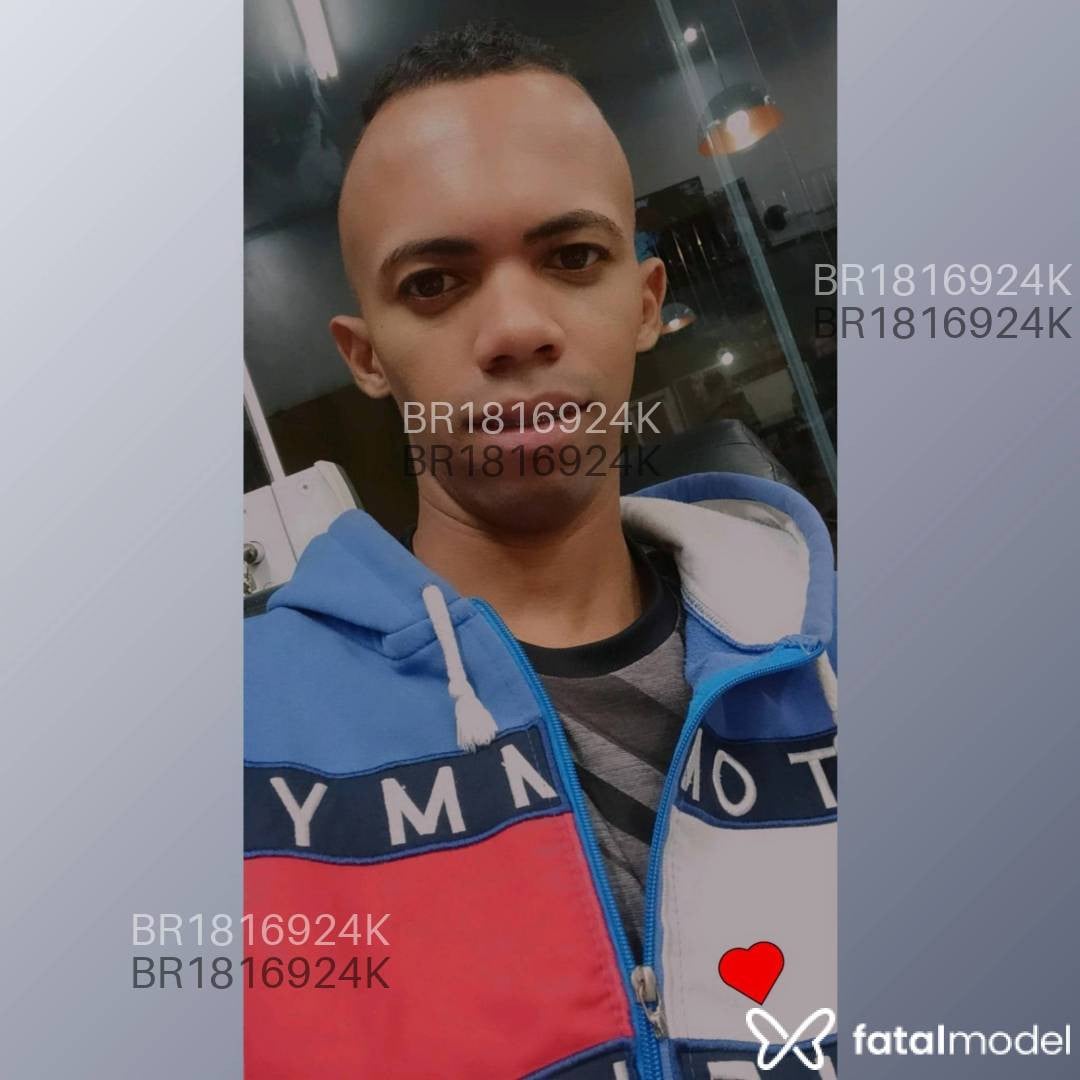 Acompanhante homem com cabelo castanho de olhos castanhos em São Paulo Acompanhante homem com cabelo castanho de olhos castanhos em São Paulo - Victor