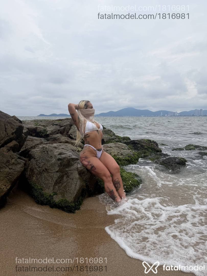 Acompanhante mulher loira (o) de olhos mel - Vitória Bolzani