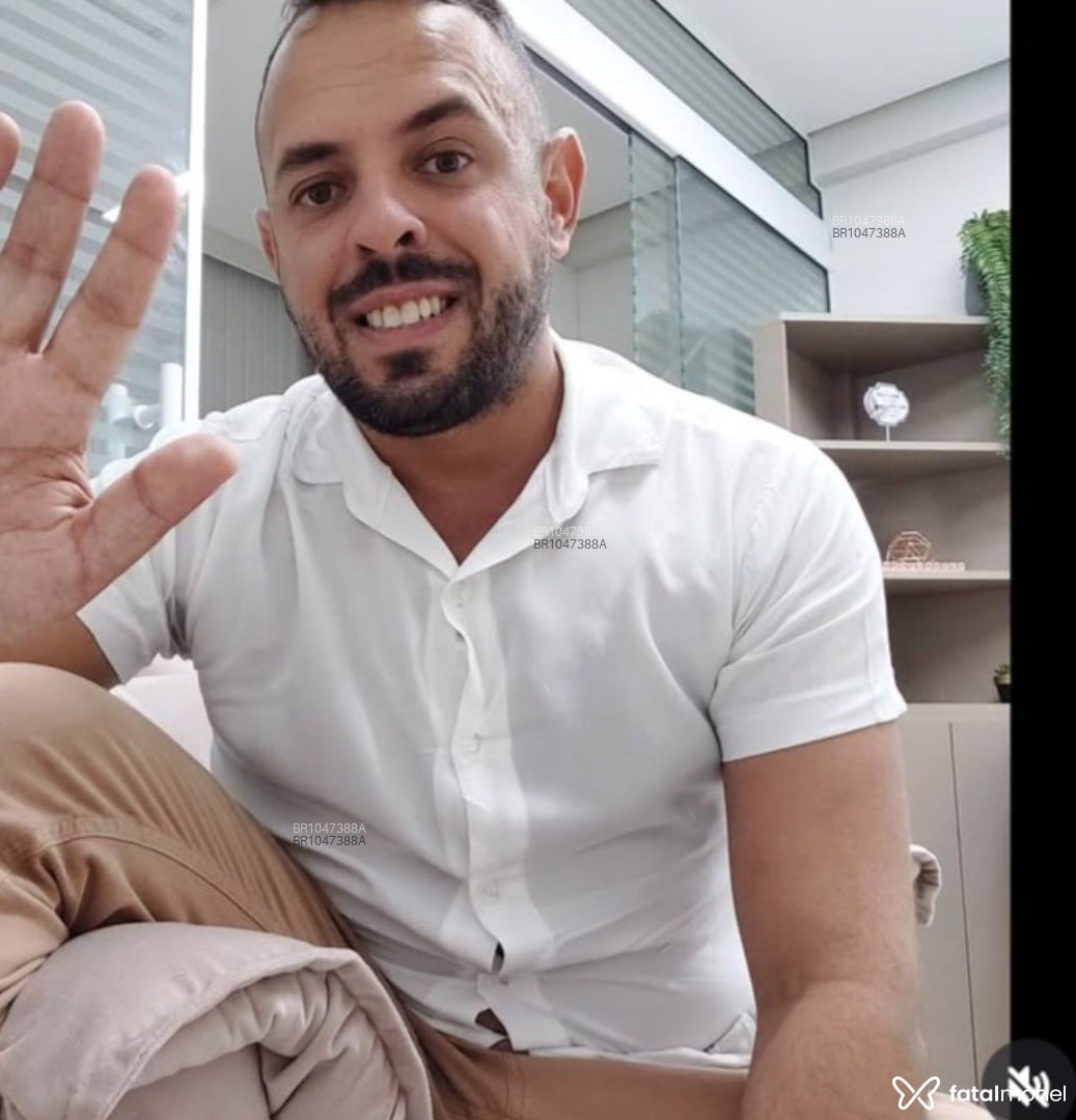 Acompanhante homem com cabelo castanho de olhos castanhos em Porto Alegre Acompanhante homem com cabelo castanho de olhos castanhos em Porto Alegre - Massorick
