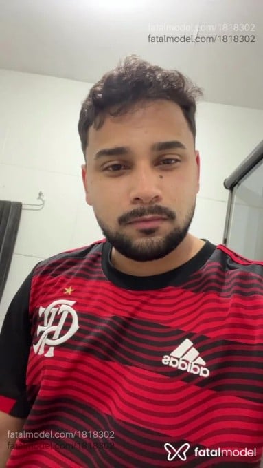 Acompanhante homem morena (o) de olhos castanhos - Mickael