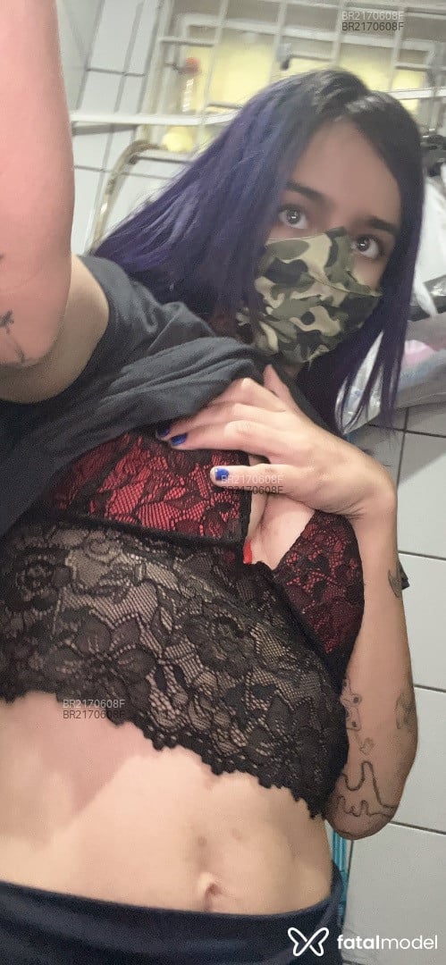 Acompanhante mulher com cabelo colorido de olhos pretos - Missdoll