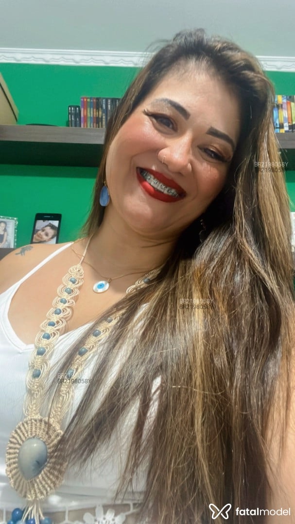 Acompanhante mulher com cabelo colorido de olhos castanhos em Machado - Crystal
