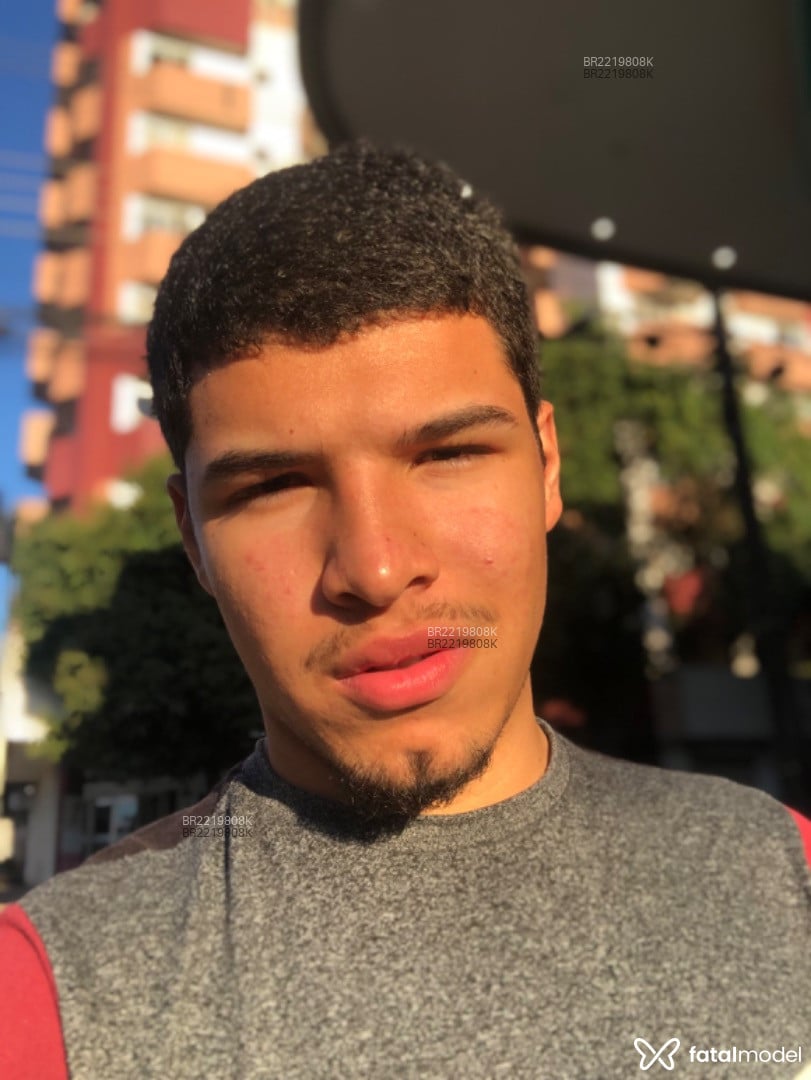 Acompanhante homem morena (o) de olhos castanhos - Yuri