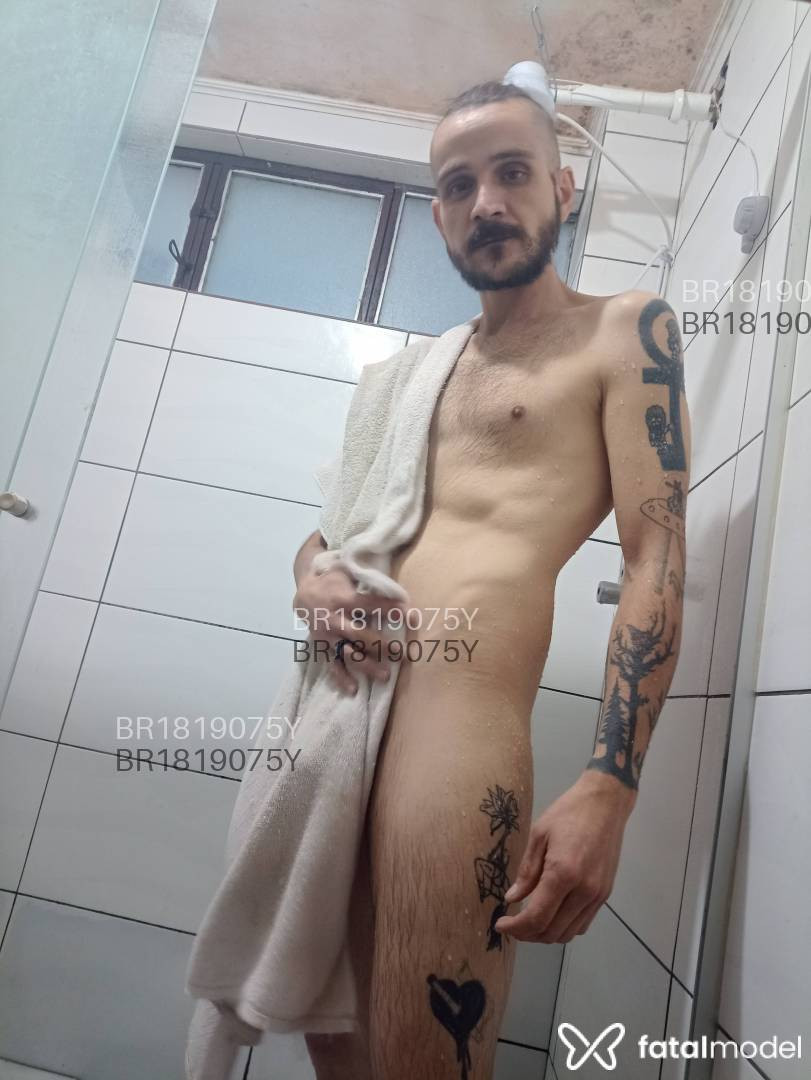 Acompanhante homem morena (o) de olhos castanhos - Dom Vaka Acompanhante homem morena (o) de olhos castanhos - Dom Vaka