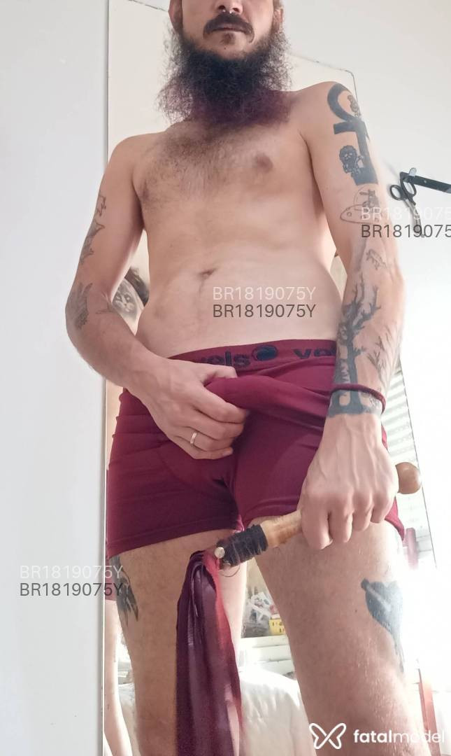 Acompanhante homem morena (o) de olhos castanhos - Dom Vaka Acompanhante homem morena (o) de olhos castanhos - Dom Vaka