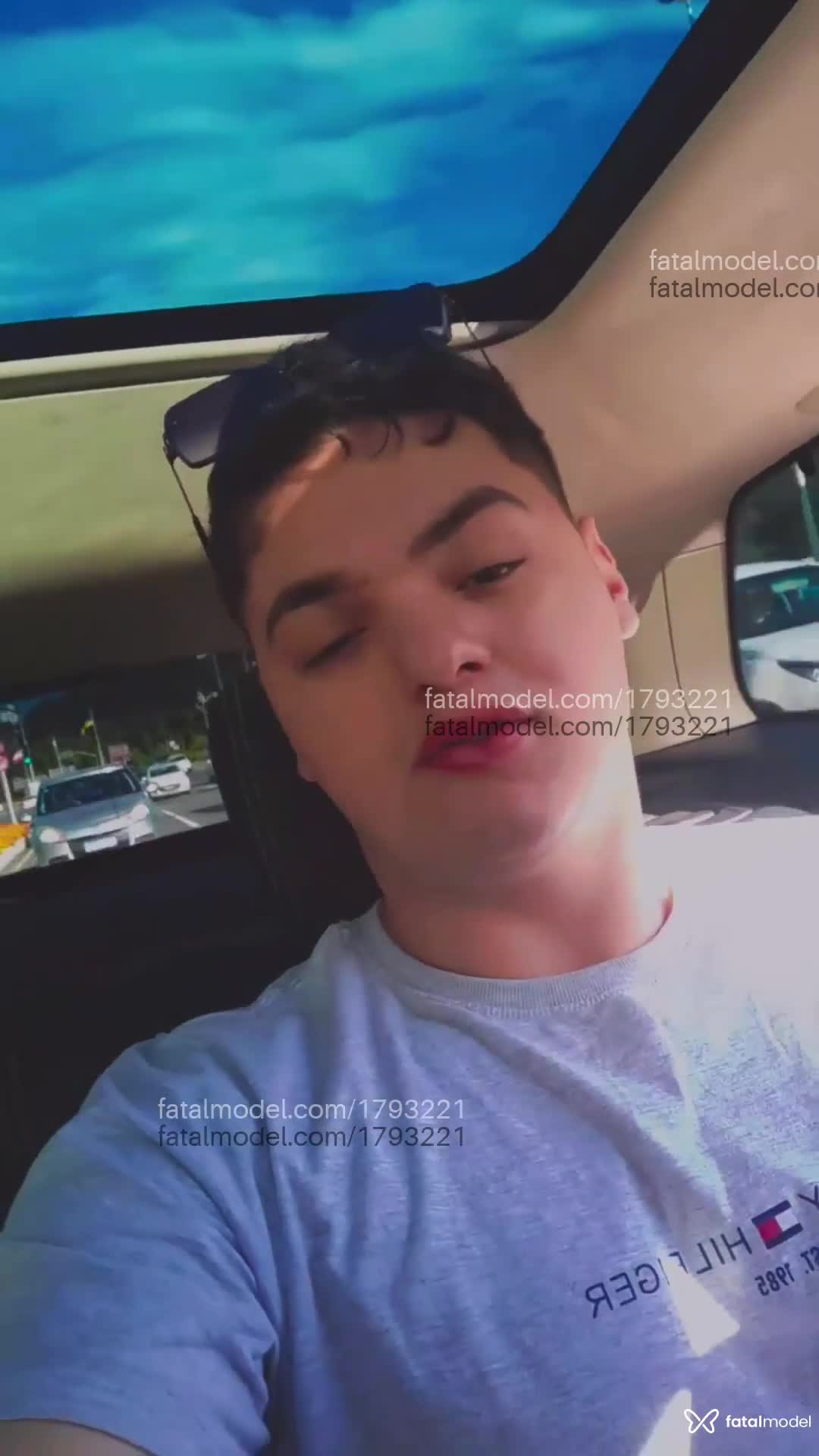 Acompanhante não-binário com cabelo castanho de olhos castanhos em Balneário Camboriú Acompanhante não-binário com cabelo castanho de olhos castanhos em Balneário Camboriú - Almeida