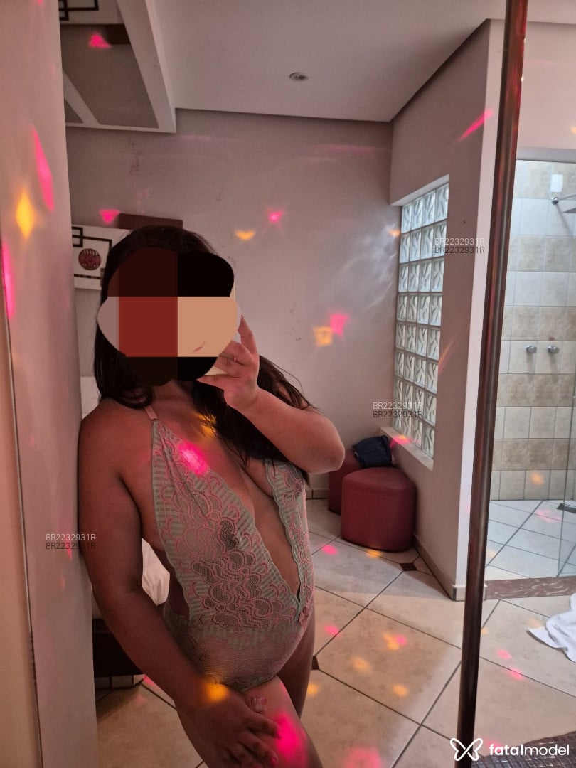Acompanhante mulher com cabelo castanho de olhos verdes em Jaguariúna - Giselle
