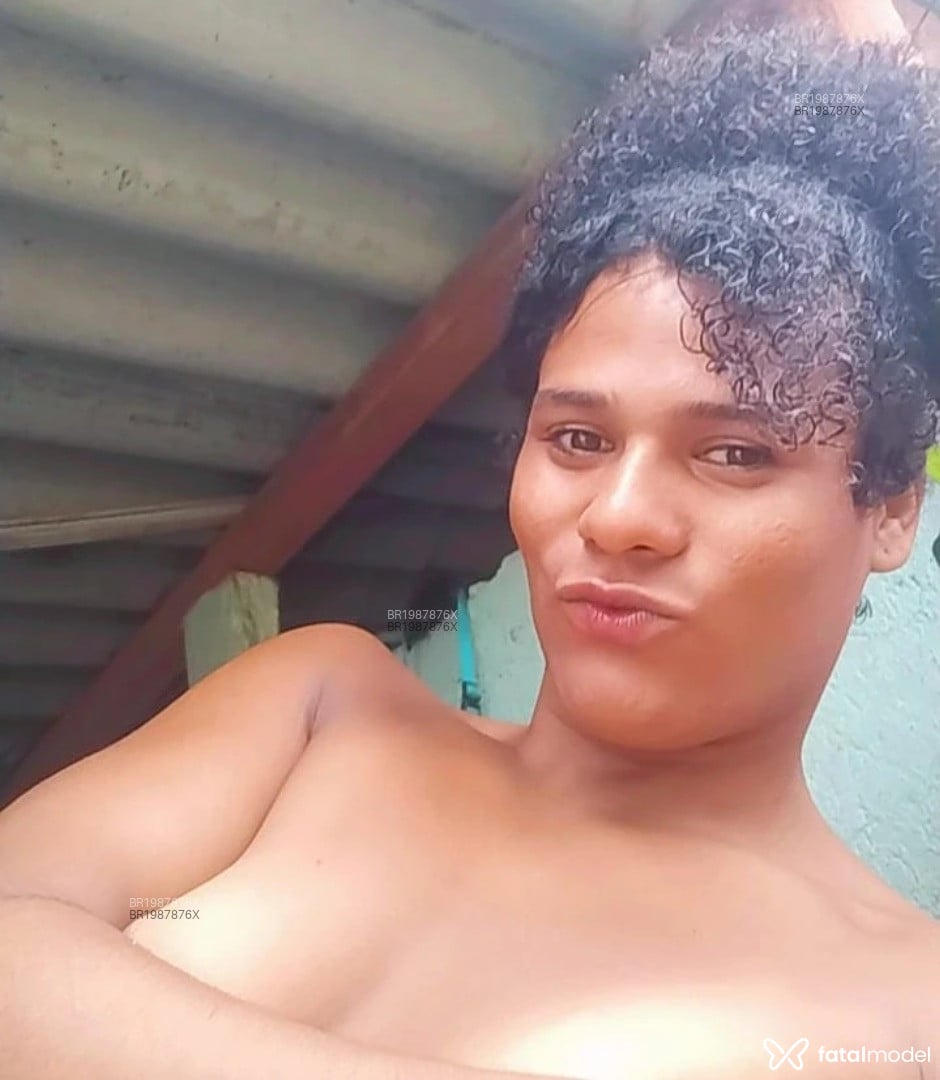 Acompanhante mulher trans com cabelo castanho de olhos castanhos em Ubatuba - Iarinha caiçara