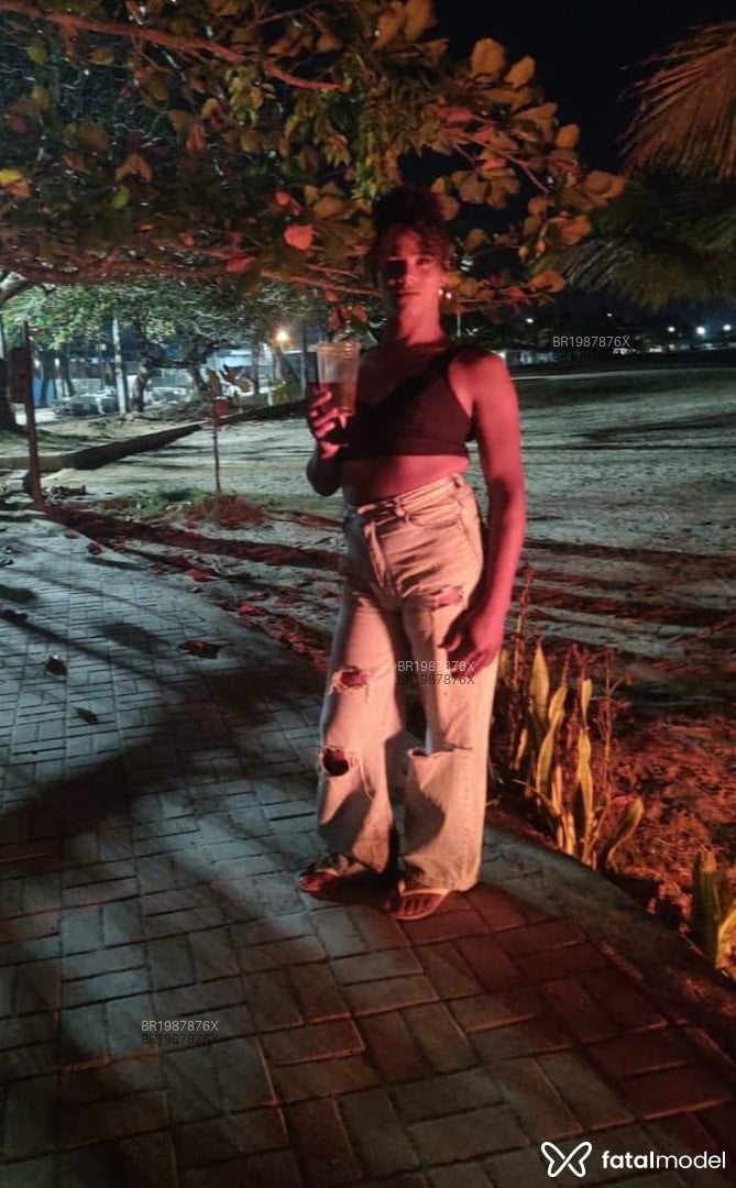 Acompanhante mulher trans com cabelo castanho de olhos castanhos em Ubatuba - Iarinha caiçara