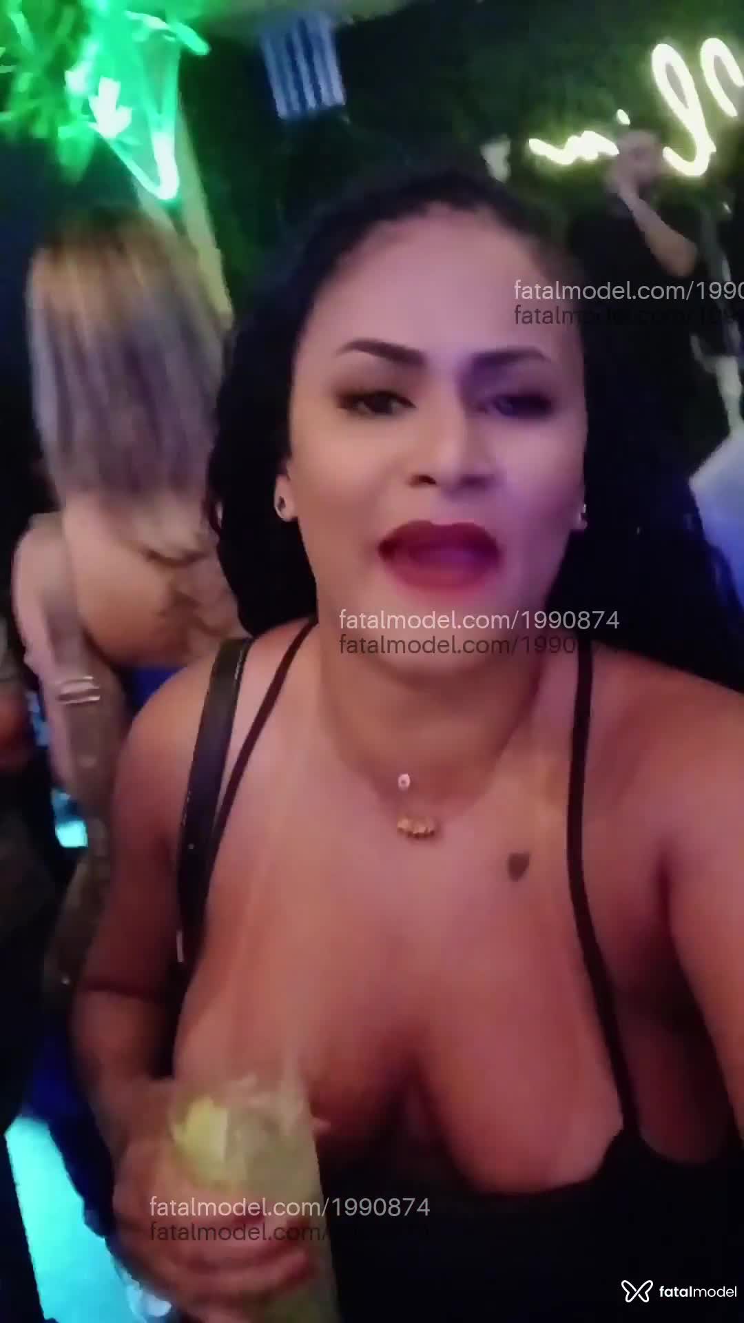 Acompanhante mulher morena (o) de olhos pretos - Mikaela