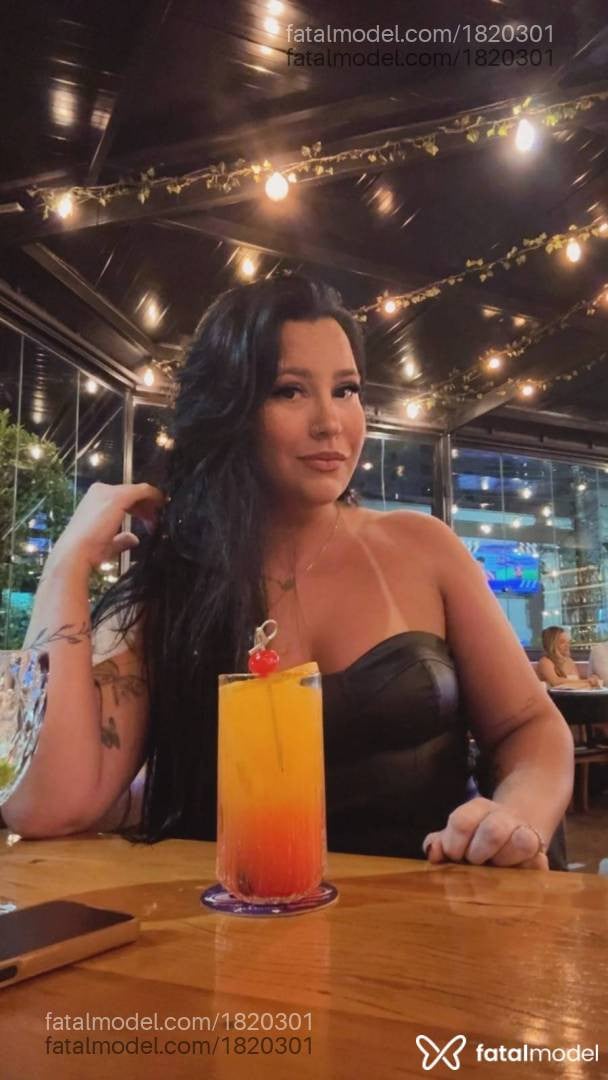 Acompanhante mulher morena (o) de olhos pretos - BECCA LINS