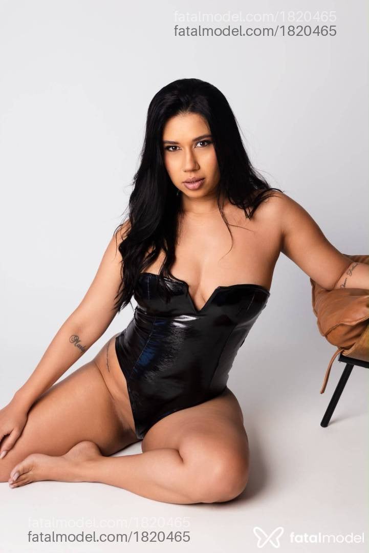 Acompanhante mulher morena (o) de olhos castanhos - Valentina