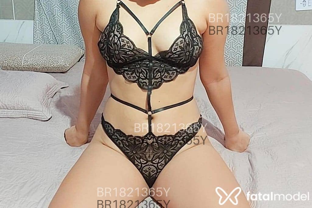 Acompanhante mulher morena (o) de olhos pretos - Manu