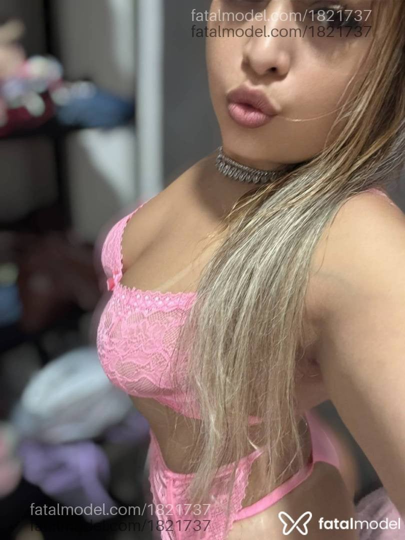 Acompanhante mulher loira (o) de olhos castanhos - Larissa