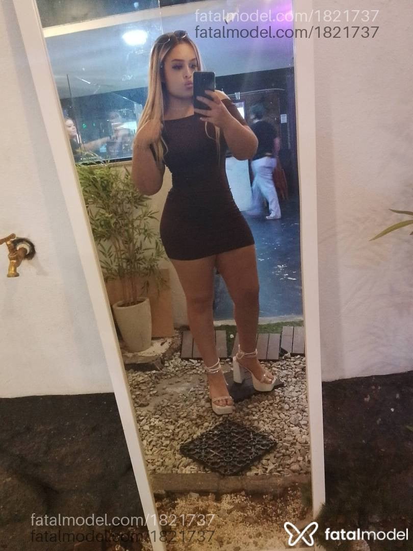 Acompanhante mulher loira (o) de olhos castanhos - Larissa