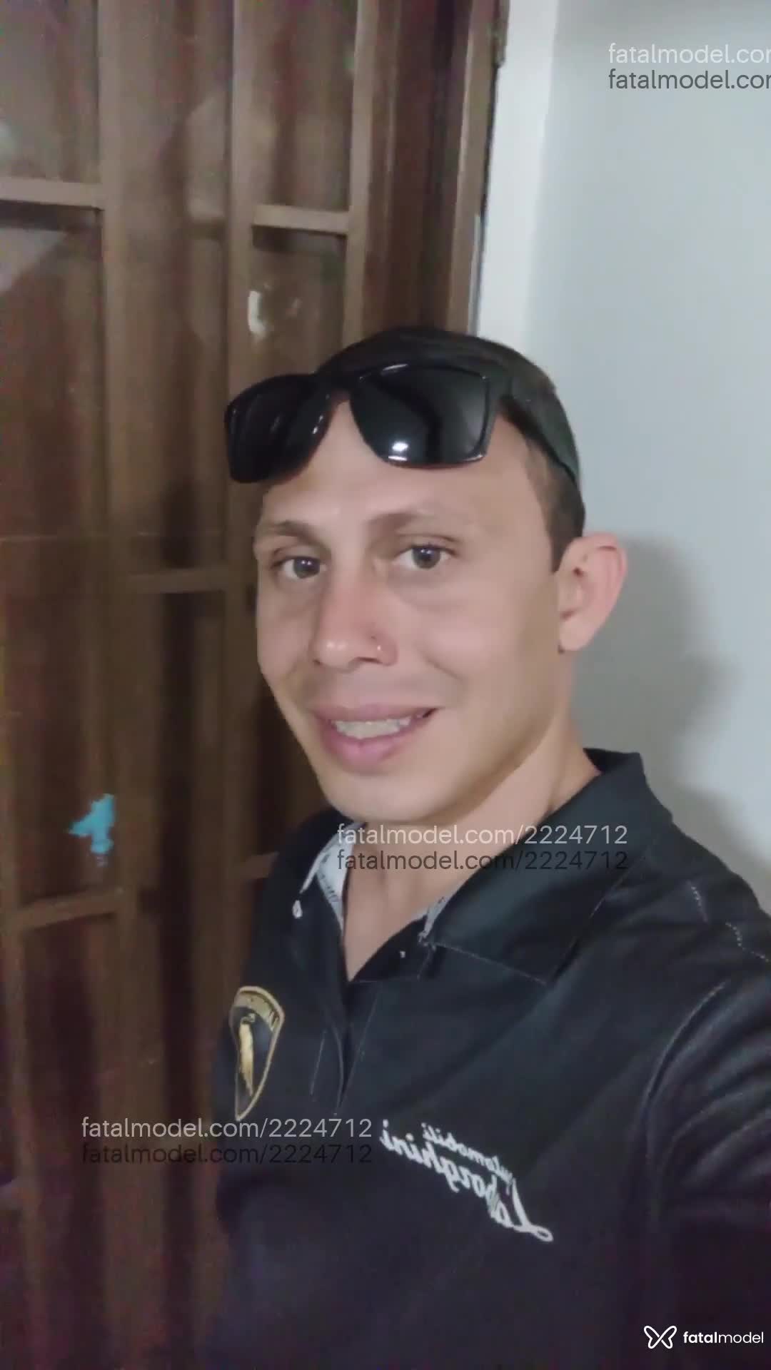 Acompanhante homem com cabelo castanho de olhos verdes em Brasília - Dourado