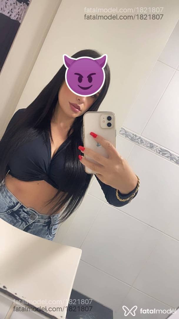 Acompanhante mulher com cabelo castanho de olhos castanhos - Júlia Menezes