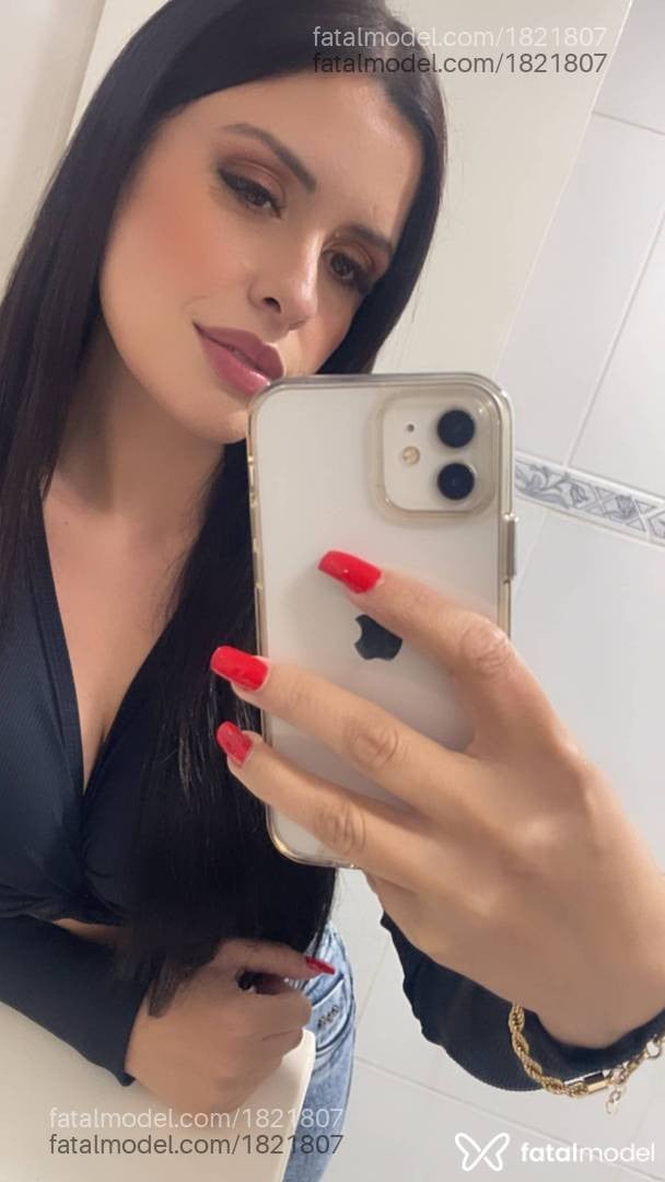 Acompanhante mulher morena (o) de olhos castanhos - Júlia Menezes