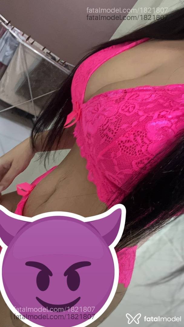 Acompanhante mulher com cabelo castanho de olhos castanhos - Júlia Menezes