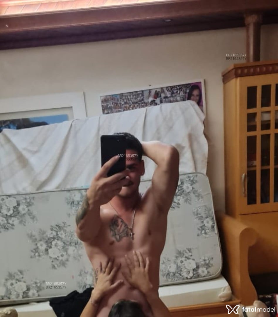 Acompanhante homem com cabelo castanho de olhos castanhos - Carlos
