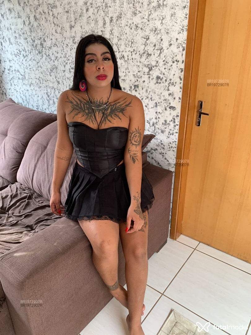 Acompanhante mulher com cabelo castanho de olhos castanhos em Goiânia - Letícia